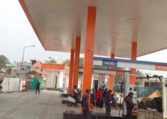 लखनऊ के 04 पेट्रोल पंप हुआ पेट्रोल – डीज़ल ख़तम : हुई नोकझोक : पुलिस की निगरानी में बिक रहा ईंधन |