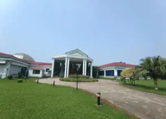 सहारा की मालकिन खाली करा रहीं अपना शहर: लक्ज़री सामान जा रहा ट्रक से : (विधान सभा बनने की  हो रही  हैं  तैयारी )