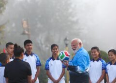 सिक्किम: पीएम मोदी ने युवा खिलाड़ियों के साथ खेला फुटबॉल