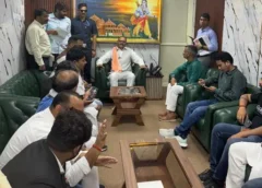 हाथ जोड़कर प्रदर्शनकारियों के पास पहुंचे ब्रजेश पाठक: बोले- मैं खुद सवर्ण, लखनऊ में  हुआ UGC नियमों के खिलाफ शंख बजाकर प्रदर्शन |