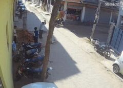 रिटायर्ड फौजी ने कुत्ते को लाठी से पीटा: पहले वार में सिर फटा फिर बेहोस हुआ कुत्ता :लखनऊ के इंदिरानगर का हैं यह मामला ।