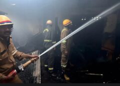 खिलौने की फैक्ट्री में लगी भीषण आग : 5 लाख का सामान जला : लखनऊ का हैं यह मामला ।