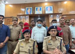 सरकारी टीचर पति – पत्नी असली सोना दिखा के नकली बेचते थे : दोस्ती करके लोगो को फसाते थे, लखनऊ में ज्वेलर कारोबारी से 5 लाख ठगे।