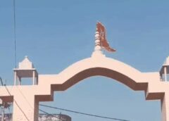 वाराणसी : भगवा हटाकर नीला झंडा लगाने पर बवाल,  ACP – दरोगा घायल 60 पर FIR 