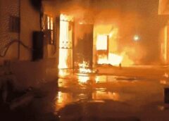 कानपुर: जूता फैक्ट्री में लगी भीषण आग , संकरी गली में नहीं पहुंच सकी फायर ब्रिगेड की गाड़ी 20 मीटर ऊंची लपटे उठी 