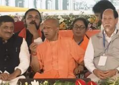 मंच पर पहुंचे जय श्री राम के नारे लगाए ; योगी ने बंगाल के सीएम को भगवा गमछा ओढ़ाया 