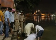 लखनऊ : गोमती नदी में मिला शव ; मां और बेटे होने की आशंका, बुर्क़े में मिला नोट 
