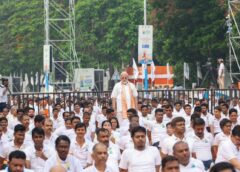 70 की उम्र में 50 जैसा दिखने का मंत्र! कोलकाता में PM मोदी ने किया योग, दिया हेल्दी एजिंग का संदेश