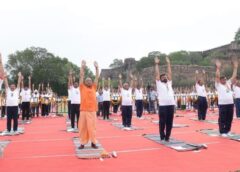 झांसी में CM योगी का योग संदेश, बोले- स्वस्थ नागरिक ही बनाता है मजबूत राष्ट्र
