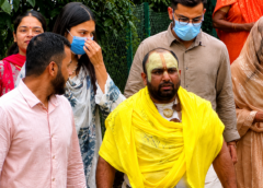 विराट कोहली और अनुष्का शर्मा पहुंचे प्रेमानंद महाराज के दरबार, कीचड़ भरे रास्ते पर नंगे पैर चलकर लिया आशीर्वाद