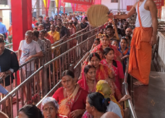 मां चंद्रिका धाम में महानवमी पर उमड़ी श्रद्धालुओं की भीड़, भक्तों को पंखा कर रहे सेवादार; अखंड यज्ञ जारी